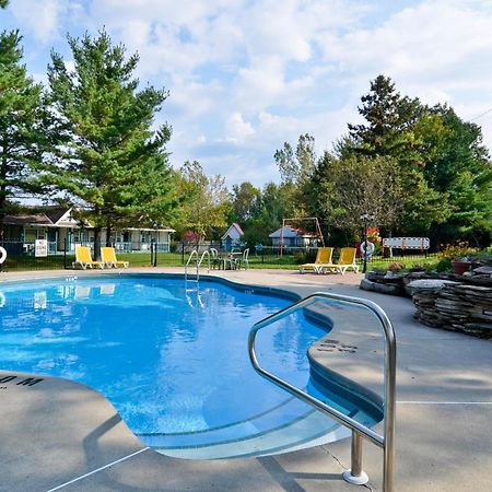 Super 8 By Wyndham Gananoque - Country Squire Resort Esterno foto