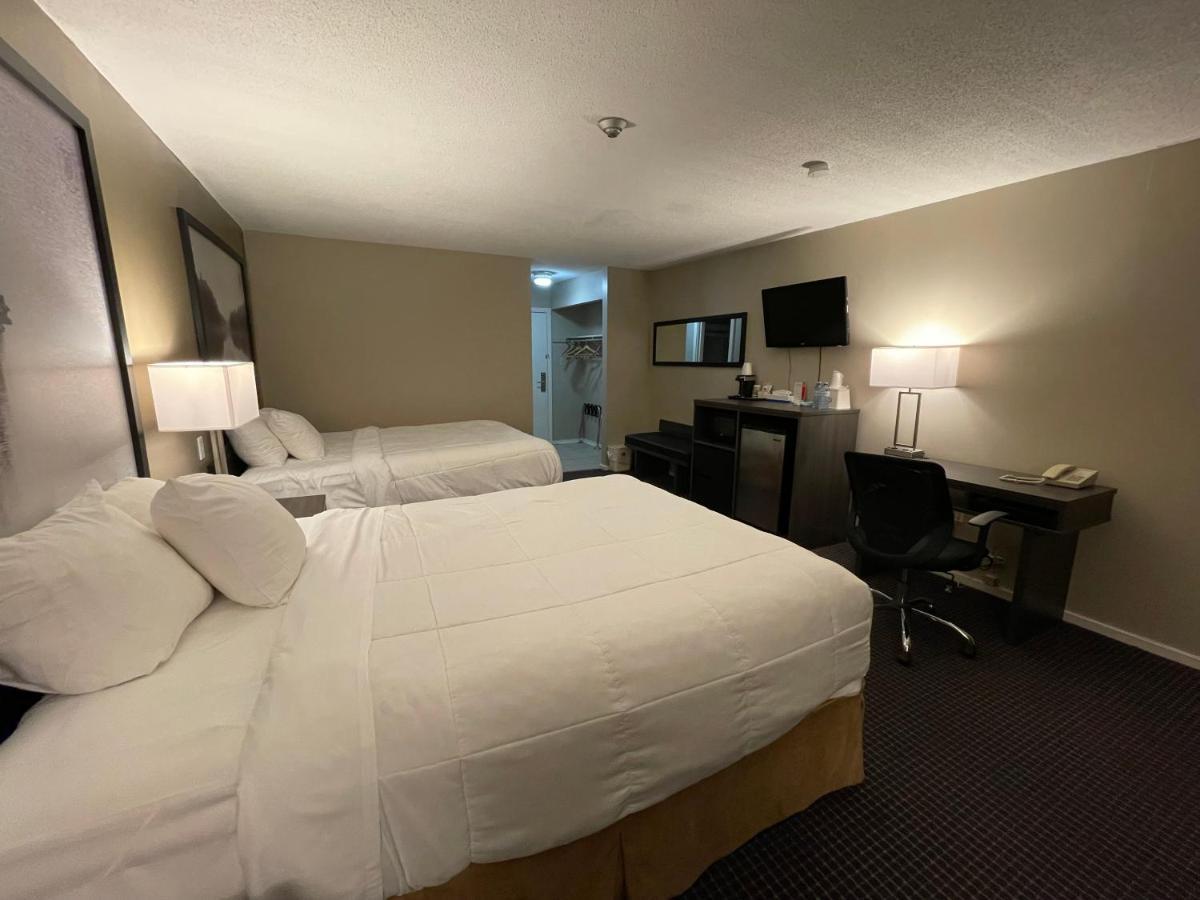 Super 8 By Wyndham Gananoque - Country Squire Resort Esterno foto