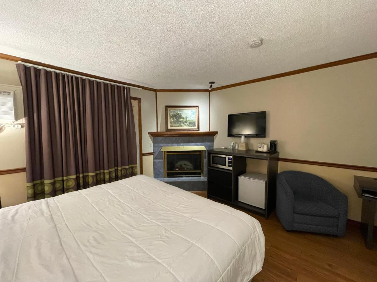 Super 8 By Wyndham Gananoque - Country Squire Resort Esterno foto