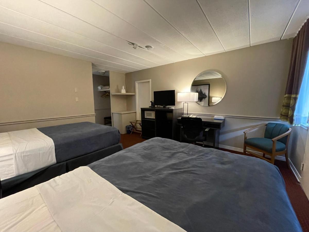 Super 8 By Wyndham Gananoque - Country Squire Resort Esterno foto