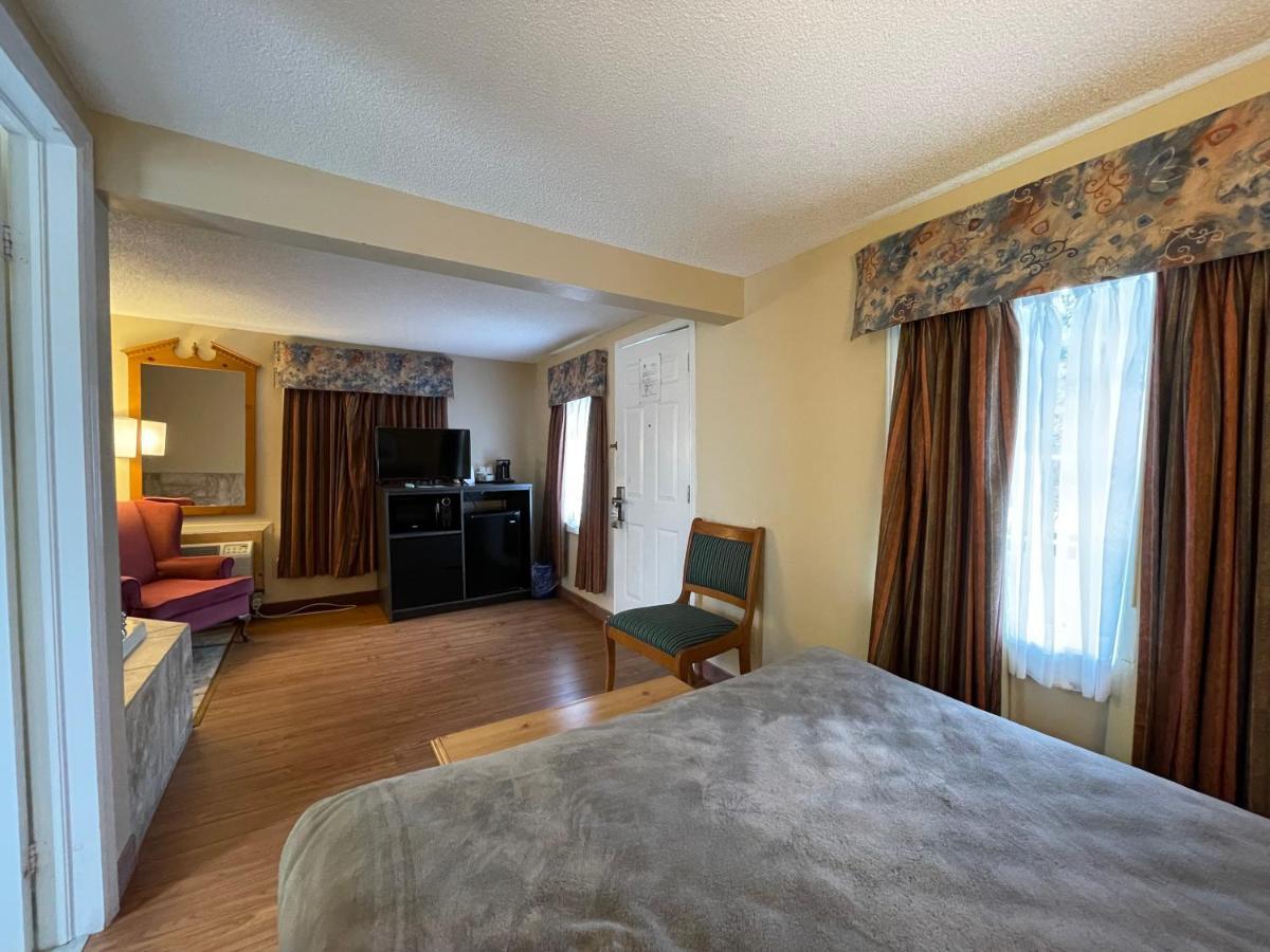 Super 8 By Wyndham Gananoque - Country Squire Resort Esterno foto