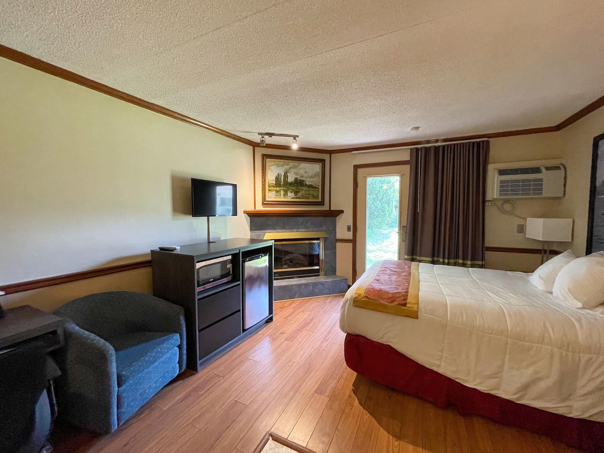 Super 8 By Wyndham Gananoque - Country Squire Resort Esterno foto