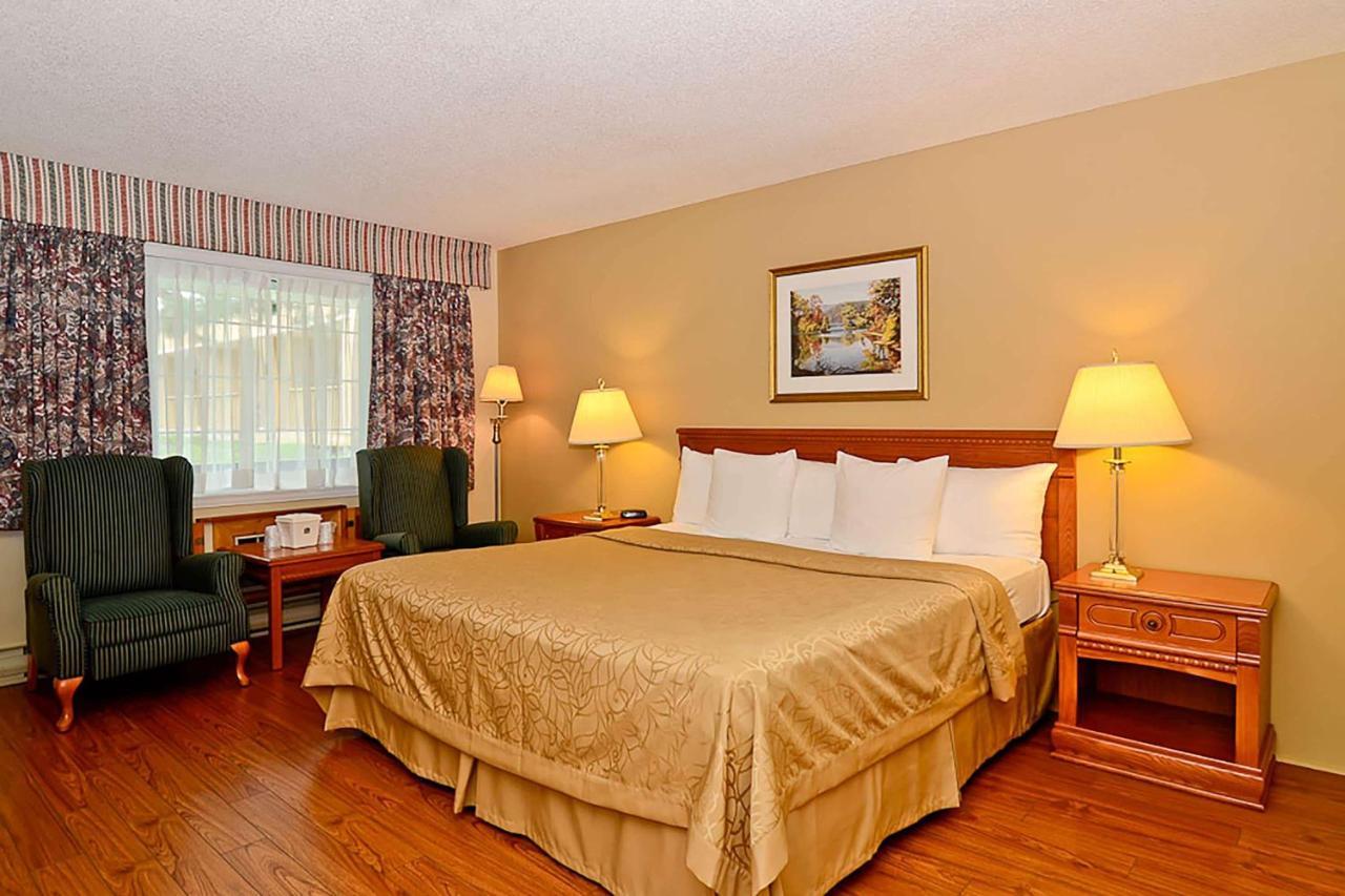 Super 8 By Wyndham Gananoque - Country Squire Resort Esterno foto